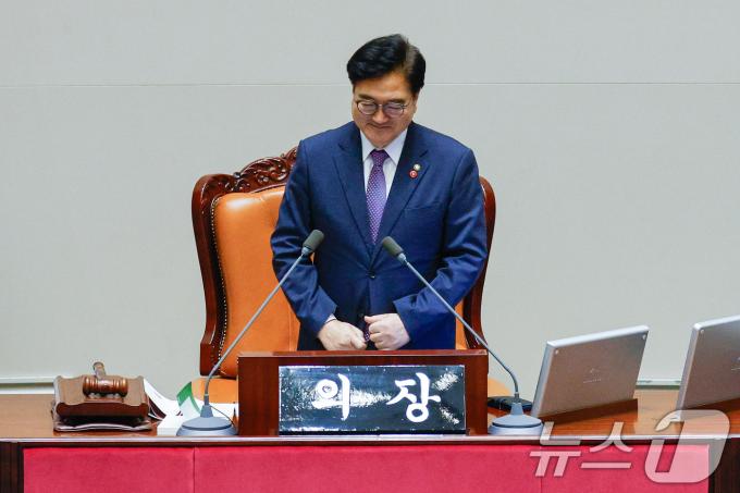 [사진] 우원식 의장 '자리에 일어나보고'