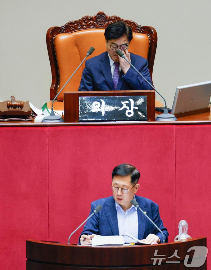 [사진] 우원식 의장 '피곤하네'