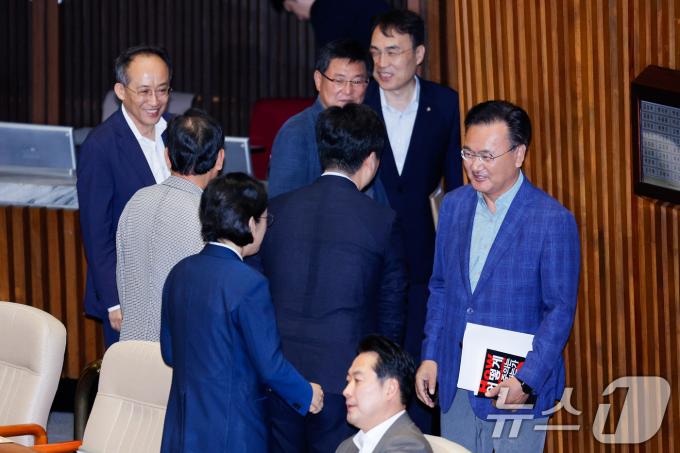 [사진] 본회의장 당번 교대 의원들 격려하는 추경호