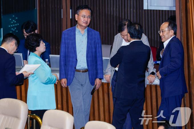 [사진] 동료 의원들과 대화하는 추경호