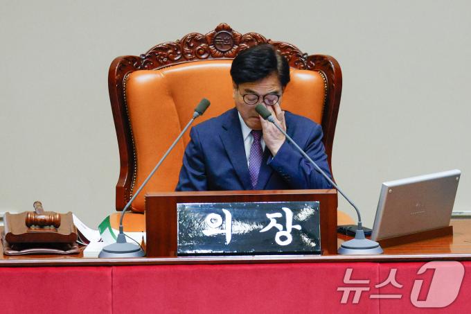[사진] 우원식 의장 '피곤하네'