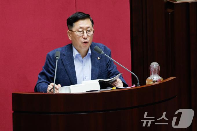 [사진] 무제한 토론하는 유용원 의원