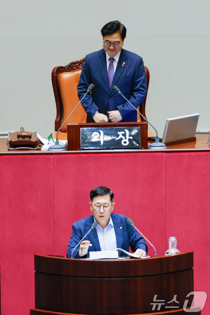 [사진] 우원식 의장 '자리에 일어나보고'