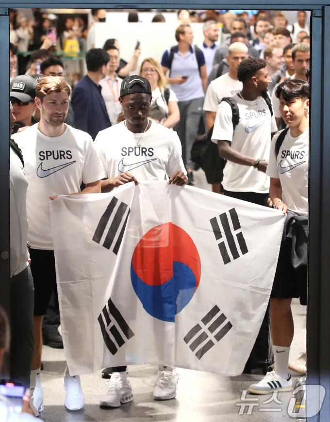잉글랜드 프리미어리그 토트넘의 손흥민(오른쪽부터), 이브스 비수마, 벤 데이비스가 28일 오후 프리 시즌 투어를 위해 인천국제공항 제1터미널을 통해 입국하고 있다. 토트넘은 31일 팀 K리그와 경기를 치른 뒤 8월 3일 바이에른 뮌헨(독일)과 연습 경기를 갖는다. 2024.7.28/뉴스1 ⓒ News1 임세영 기자