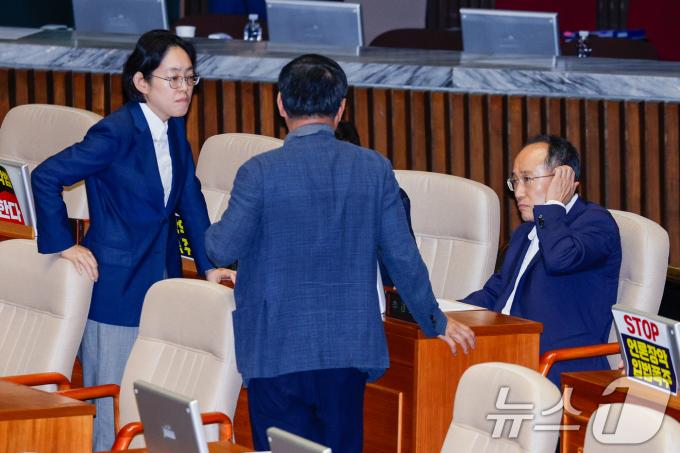 [사진] 본회의장 자리한 추경호