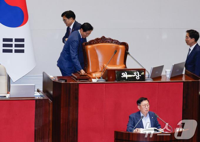 우원식 국회의장이 28일 오후 서울 여의도 국회 본회의장에서 방송문화진흥회법(방문진법) 개정안에 반대하는 유용원 국민의힘 의원 무제한 토론(필리버스터) 사회를 보던 중 이학영 부의장과 교대하고 있다. 2024.7.28/뉴스1 ⓒ News1 안은나 기자