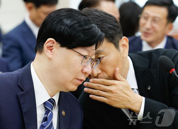 이복현 금융감독원장(오른쪽)과 김소영 금융위원회 부위원장이 25일 오전 서울 여의도 국회에서 정무위원회 4차 전체회의에 앞서 대화를 나누고 있다. 2024.7.25/뉴스1 ⓒ News1 안은나 기자