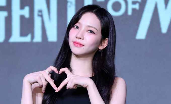 그룹 에스파 카리나가 서울 마포구 호텔 나루에서 열린 넷플릭스 예능 '미스터리 수사단' 제작발표회에서 포즈를 취하고 있다./사진=뉴시스