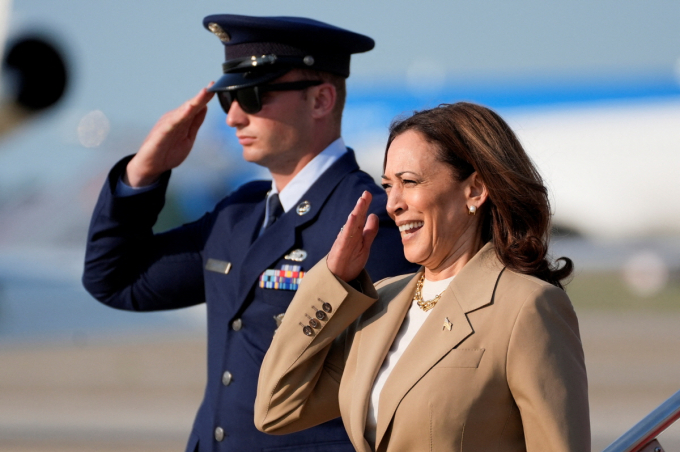 7월27일 미국 부통령 카멀라 해리스(Kamala Harris)가 메릴랜드 합동기지에 도착해 경례하고 있다. /사진=로이터