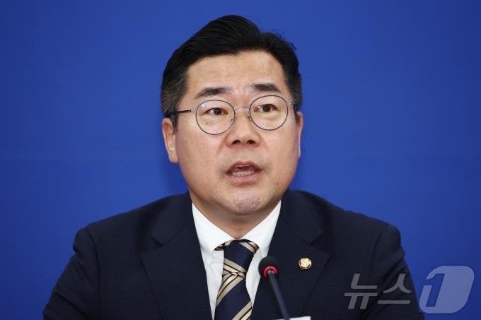 박찬대 더불어민주당 당대표 직무대행 겸 원내대표. 뉴스1 ⓒ News1 김민지 기자