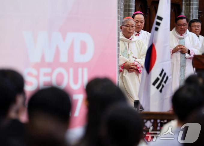 [사진] '2027 서울 세계청년대회 발대식' 미사드리는 염수정 추기경