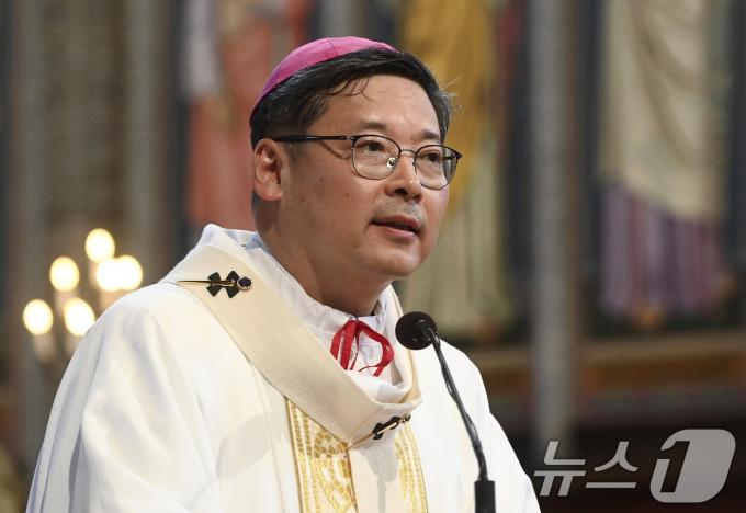 [사진] 미사드리는 정순택 대주교