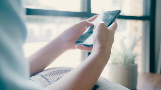 부모의 스마트폰 의존도가 높으면 자녀도 스마트폰에 '중독'될 확률이 80%에 육박하다는 연구 결과가 나왔다./사진=이미지투데이