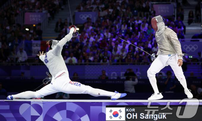 대한민국 펜싱 대표팀 오상욱 선수가 28일(한국시간) 프랑스 파리 그랑 팔레에서 열린 남자 사브르 개인 결승 경기에서 튀니지의 파레스 페르자니 선수와 맞대결을 펼치고 있다. 2024.7.28/뉴스1 ⓒ News1 박정호 기자