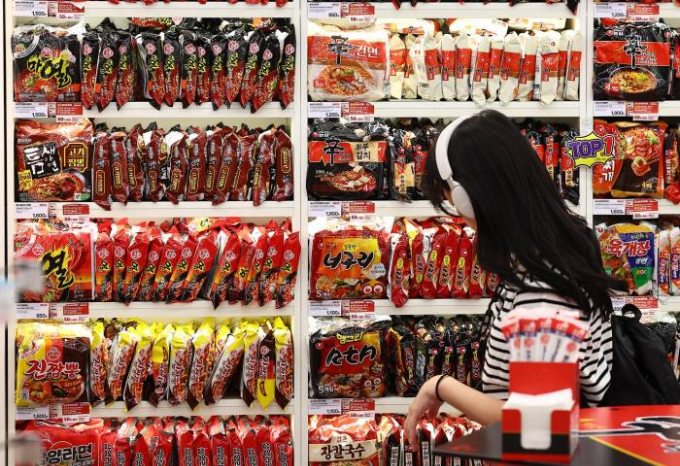 서울 마포구 CU 편의점 홍대상상마당점에서 외국인이 라면을 고르고 있다./사진=뉴시스 