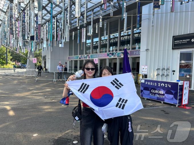 28일(한국시간) 한국과 슬로베니아의 2024 파리 올림픽 조별리그 2차전을 앞두고 경기가 열리는 프랑스 파리의 파리 사우스 아레나6에 한국인 응원객이 몰려들었다. 2024. 7.28/뉴스1 ⓒ News1 문대현 기자