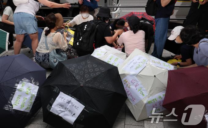 [사진] 티메프 피해자 '우산 시위 준비'
