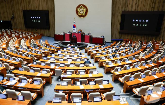 이준석 개혁신당 의원이 28일 오후 서울 여의도 국회 본회의장에서 방송문화진흥회법(방문진법) 개정안에 대한 무제한 토론(필리버스터)을 하고 있다. 2024.7.28/뉴스1 ⓒ News1 안은나 기자