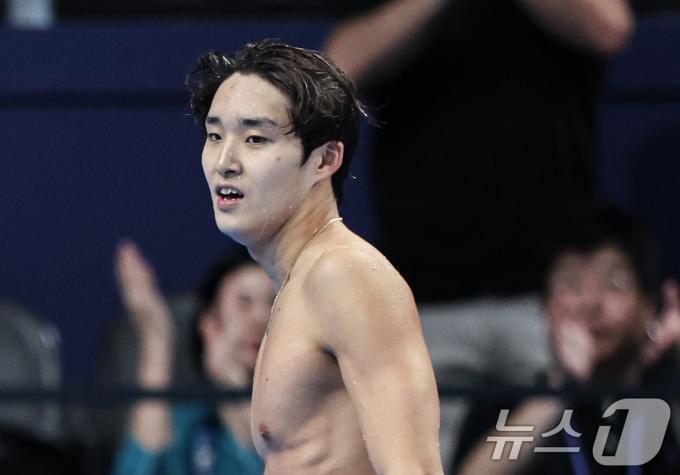 대한민국 수영대표팀 김우민이 28일(한국시간) 프랑스 파리 라데팡스에서 열린 남자 400n 자유형 결승 경기에서 동메달을 획득한 후 경기장을 나서고 있다. 2024.7.28/뉴스1 ⓒ News1 이동해 기자