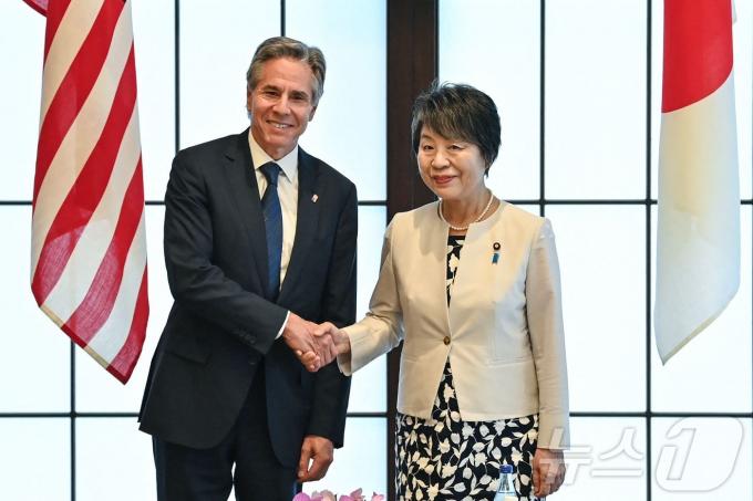 [사진] 가미카와 요코 일본 외상과 악수하는 블링컨 국무