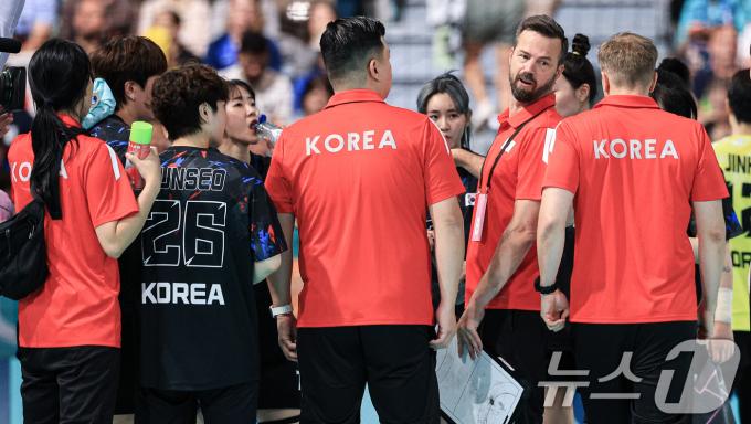 [사진] 작전 지시하는 헨리크 시그넬 감독