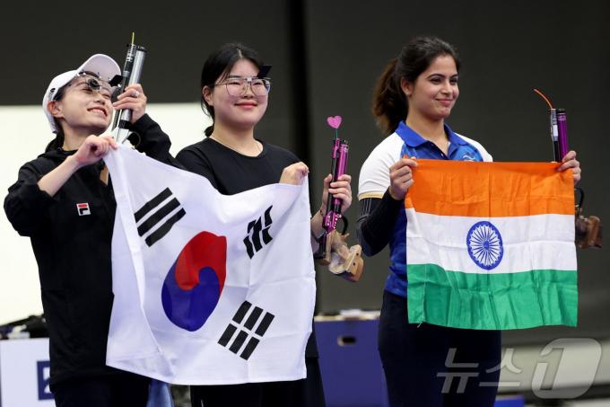 [사진] 사격 새 역사…오예진 金-김예지 銀, 여자 10m 공기권총 겹경사