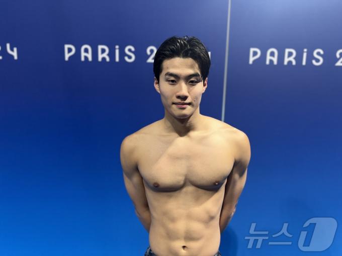 황선우가 28일 오후(한국시간) 프랑스 파리 라데팡스 아레나에서 열린 2024 파리 올림픽 경영 남자 자유형 200m 예선을 마친 뒤 취재진과 인터뷰하고 있다. 2024.7.28/뉴스1 ⓒ News1 이상철 기자