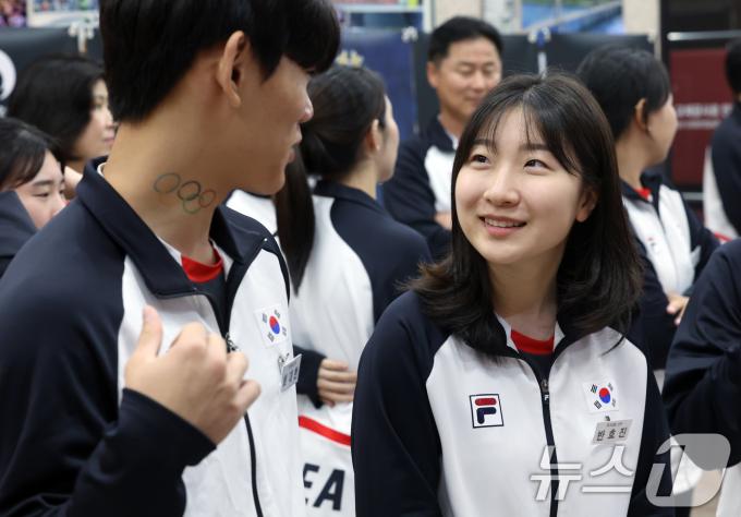 2일 오후 서울 송파구 서울올림픽파크텔 올림피아홀에서 열린 2024 파리올림픽 사격 국가대표 출정식에 앞서 반효진 선수(오른쪽)가 최대한 선수(왼쪽)와 대화하고 있다. 2024.7.2/뉴스1 ⓒ News1 박정호 기자