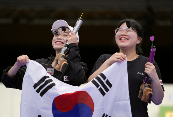 한국 사격 국가대표 오예진과 김예지가 2012 런던 올림픽 남자 50m 권총 진종오(금메달) 최영래(은메달) 이후 12년 만에 나란히 금·은메달을 획득했다. 28일 오예진과 김예지가 메달을 딴 후 웃고 있다. /사진=로이터