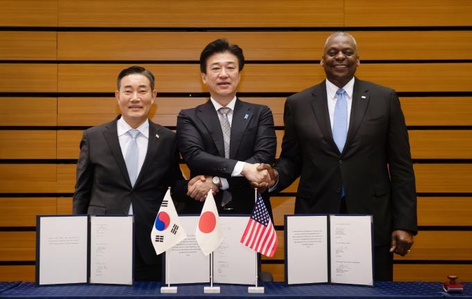 [사진] 한미일 안보협력 프레임워크 협력각서에 서명