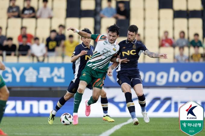 전남 드래곤즈와 서울이랜드FC가 2-2로 비겼다. (한국프로축구연맹 제공)
