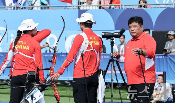 [사진] 결승전 경기 지켜보는 권용학 中 양궁대표팀 감독