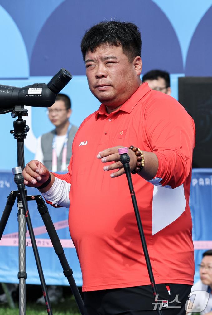 [사진] 경기 지켜보는 권용학 중국 양궁대표팀 감독