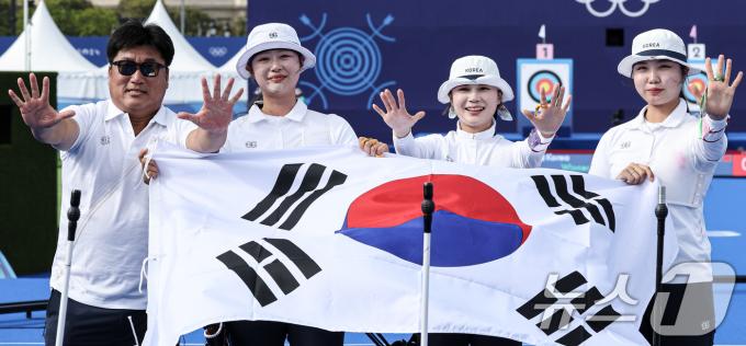 [사진] '서울올림픽에서 파리까지' 10연패 세리머니 선보이는 女양궁대표팀