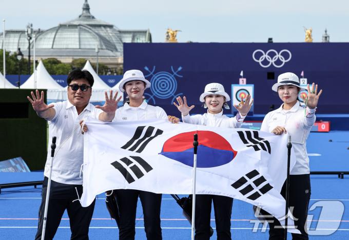 [사진] 대회 연속 10연패 달성한 여자 양궁대표팀의 '특별한 세리머니'