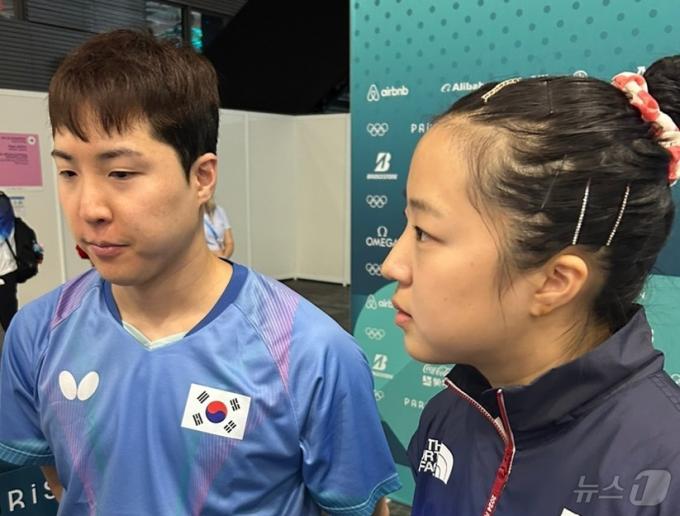 28일(이하 한국시간) 프랑스 파리의 사우스 파리 아레나 4에서 열린 2024 파리 올림픽에서 탁구 혼합 복식 8강전에서 루마니아를 꺾고 4강에 오른 임종훈과 신유빈(오른쪽). 2024.7.28/뉴스1 ⓒ News1 문대현 기자