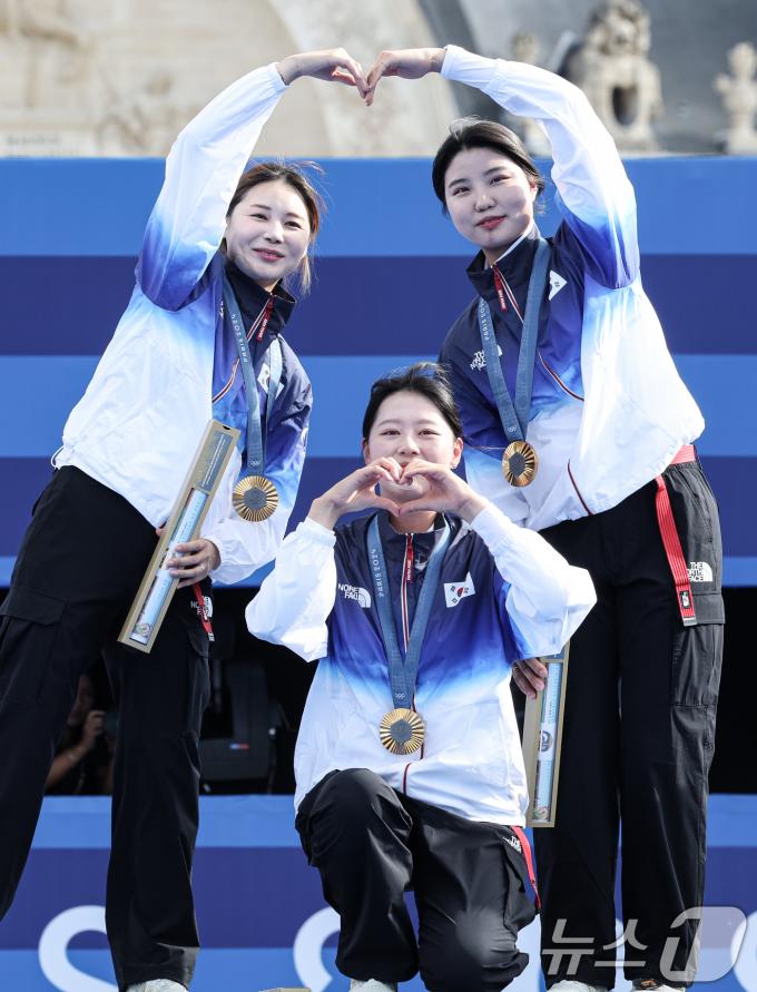 [사진] 10연패 달성한 양궁 대표팀 '하트 세리머니'