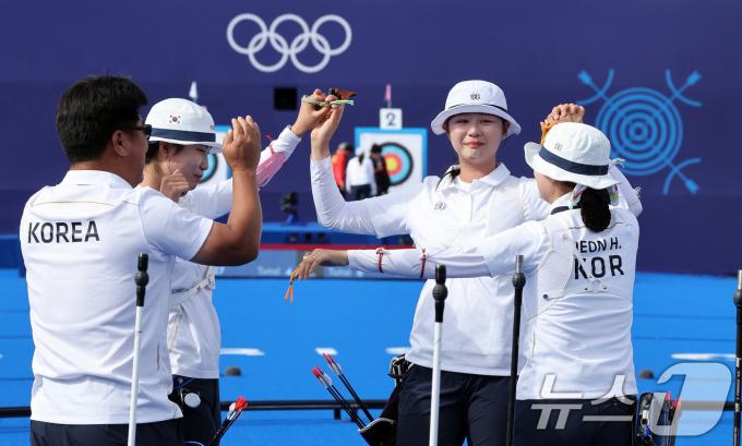 [사진] 10회 연속 올림픽 금메달 따낸 여자 양궁대표팀