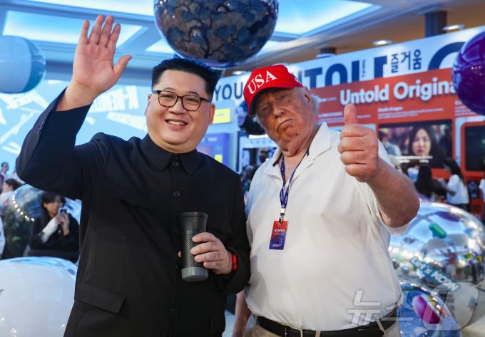 [사진] 코리아 하우스에 나타난 김정은과 트럼프?