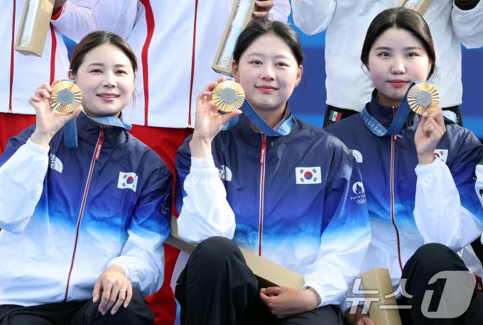 대한민국 양궁대표팀 임시현, 남수현, 전훈영이 29일(한국시간) 프랑스 파리 레쟁발리드 특설 사로에서 열린 2024 파리올림픽 양궁 여자 단체전 시상식에서 금메달을 수여 받은 후 중국, 멕시코 선수들과 기념촬영을 하고 있다. 2024.7.29/뉴스1 ⓒ News1 이동해 기자
