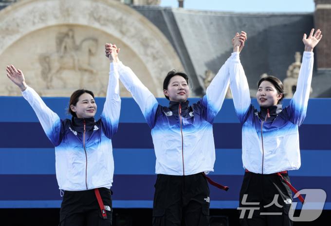 대한민국 양궁대표팀 임시현, 남수현, 전훈영이 29일(한국시간) 프랑스 파리 레쟁발리드 특설 사로에서 열린 2024 파리올림픽 양궁 여자 단체전 시상식에서 시상대에 오르고 있다. 2024.7.29/뉴스1 ⓒ News1 이동해 기자