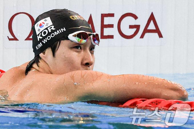 [사진] 기록 살펴보는 김우민