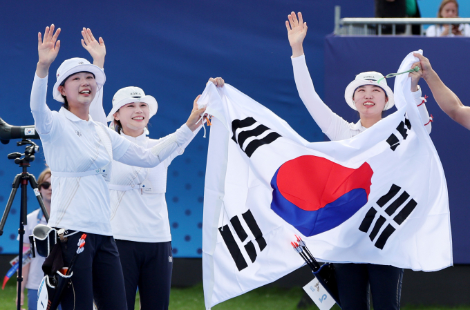 윤석열 대통령은 한국 여자 양궁이 올림픽 단체전 10연패의 위업을 달성한 것에 대해 "대한민국 1등이 곧 세계 1등임을 증명했다"고 축하했다. 사진은 지난 28일(현지시각) 프랑스 파리 레쟁발리드에서 열린 파리 올림픽 양궁 여자 단체전 결승 중국과의 경기에서 슛오프 끝에 승리한 임시현, 전훈영, 남수현(왼쪽부터). /사진=뉴시스