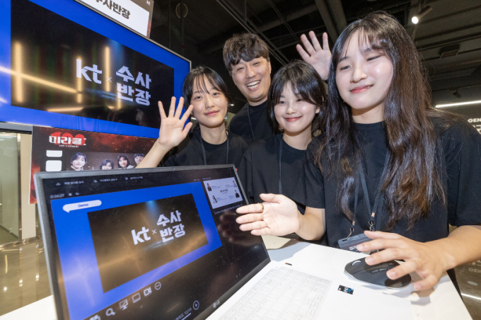지난 26일 코엑스 스타트업 브랜치에서 진행된 ‘KT 미라클100 2024 데모데이’에서 대상을 수상한 ‘수사반장’팀이 보이스피싱 예방 솔루션 서비스 아이디어를 설명하고 있다. /사진=KT