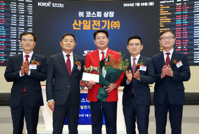 산일전기 코스피시장 상장기념식.  왼쪽부터 정석호 한국IR협의회 회장, 양태영 한국거래소 유가증권시장본부장, 박동석 산일전기 대표, 김미섭 미래에셋증권 대표./사진=한국거래소 제공  정우용 상장회사협의회 정책부회장  