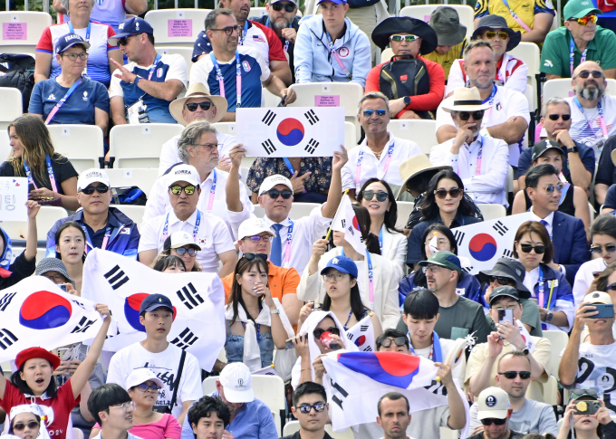 정의선 회장(사진 가운데)과 부인 정지선 여사, 이서현 삼성물산 사장, 김재열 삼성글로벌리서치 사장이 나란히 앉아 응원하고 있다. /사진=대한양궁협회 