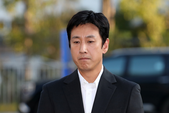배우 고(故)이선균 공갈·협박 혐의로 재판을 받고 있는 유흥업소 여실장의 마약 혐의 관련 1심 재판이 10월쯤 마무리 될 것으로 보인다. 사진은 지난해 10월 소환조사를 받기 위해 인천 남동구 인천논현경찰서로 들어선 故 이선균. /사진=뉴스1