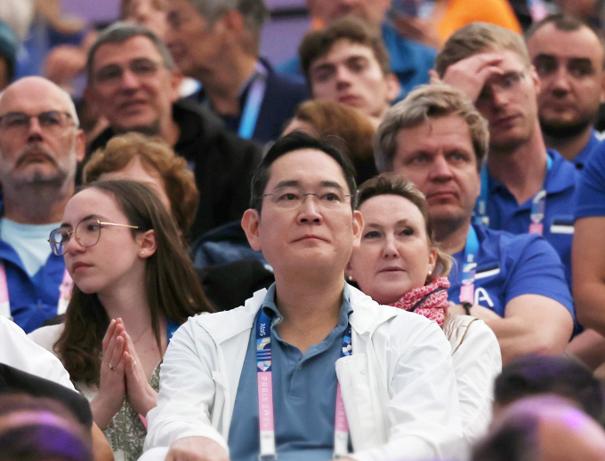 이재용 삼성전자 회장이 27일(현지시각) 프랑스 파리 그랑 팔레에서 열린 파리 올림픽 펜싱 남자 사브르 개인 경기를 관람하고 있다. /사진=뉴시스