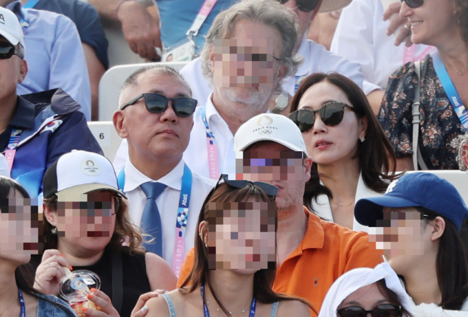 대한양궁협회장을 맡고 있는 정의선 현대차그룹 회장과 부인 정지선 여사가 28일(현지시각) 프랑스 파리 레쟁발리드에서 파리 올림픽 양궁 여자 단체전 결승 한국과 중국의 경기 시작을 기다리고 있다. /사진=뉴시스