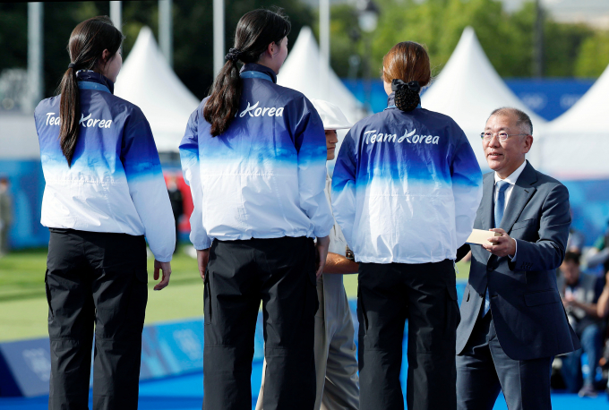  대한양궁협회장 정의선 현대차그룹 회장이 파리 레쟁발리드에서 열린 파리 올림픽 양궁 여자 단체전 시상식에서 금메달을 획득한 임시현, 전훈영, 남수현에게 시상하고 있다. /사진=뉴시스